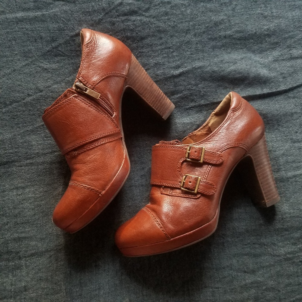 CLARKS leather heels